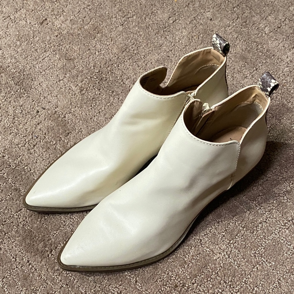 Cream Ankle Boots Pointed Toe 9.5 Western Office Academia Cowgirl